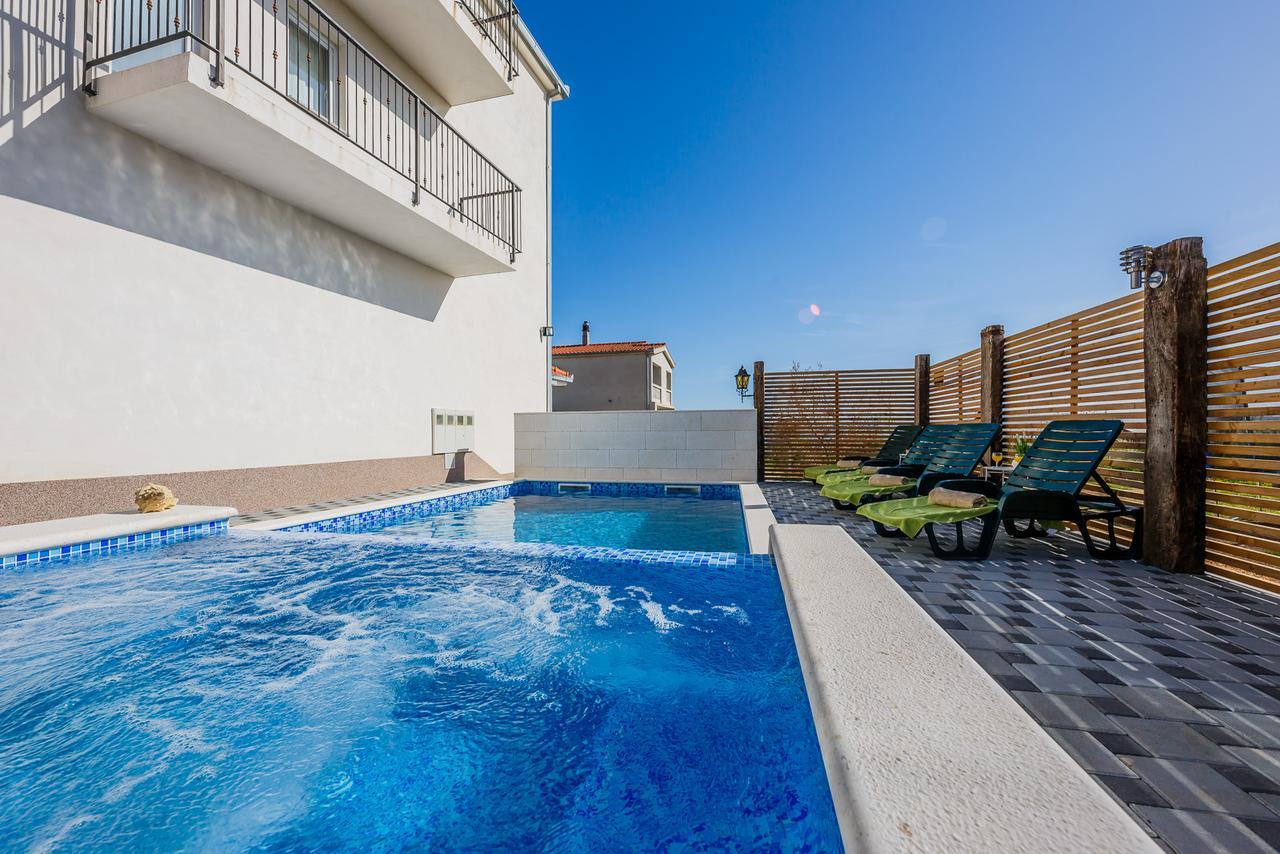Holiday Home Chester With Heated Pool Kaštela Eksteriør billede
