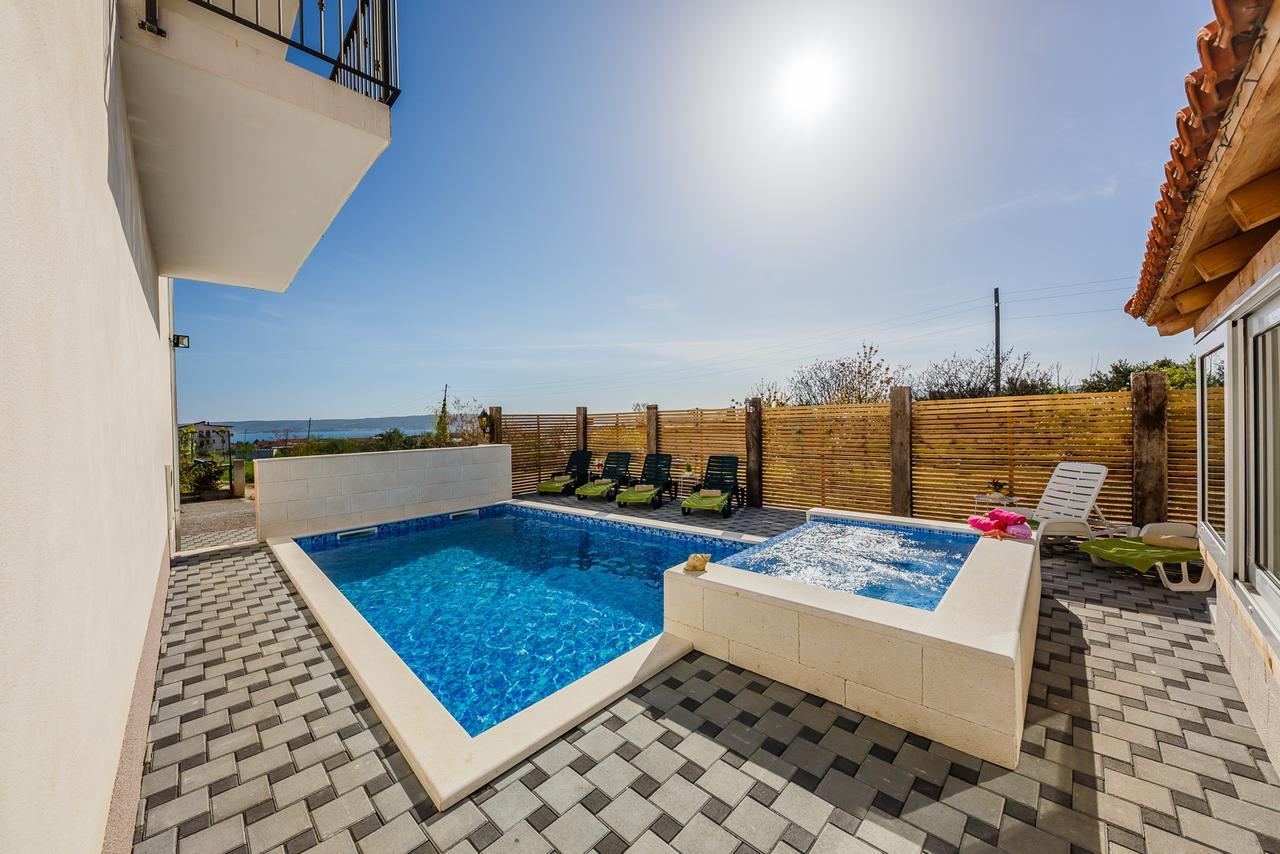 Holiday Home Chester With Heated Pool Kaštela Eksteriør billede