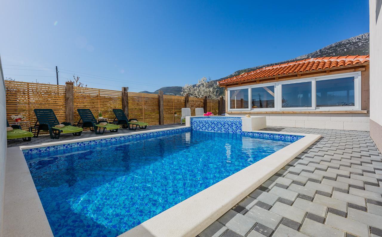 Holiday Home Chester With Heated Pool Kaštela Eksteriør billede