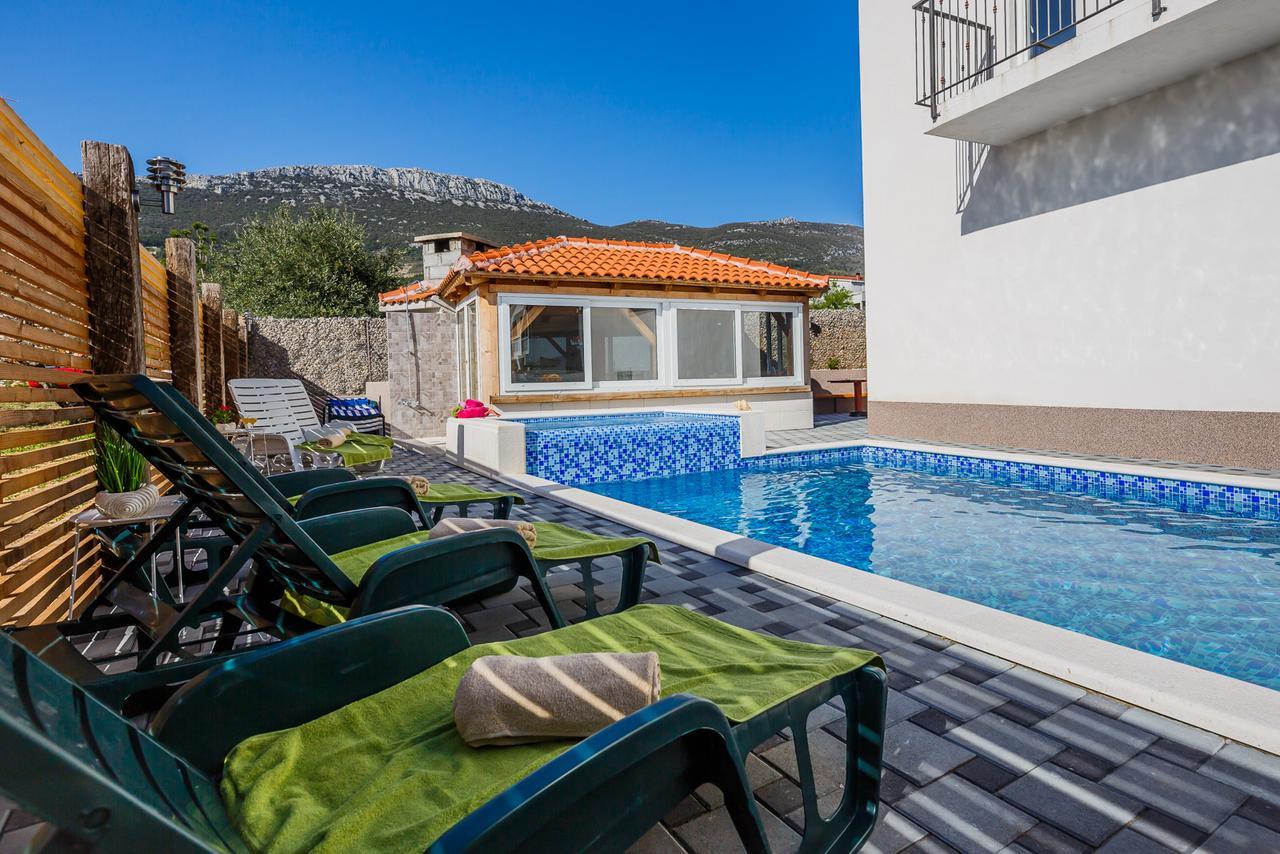 Holiday Home Chester With Heated Pool Kaštela Eksteriør billede